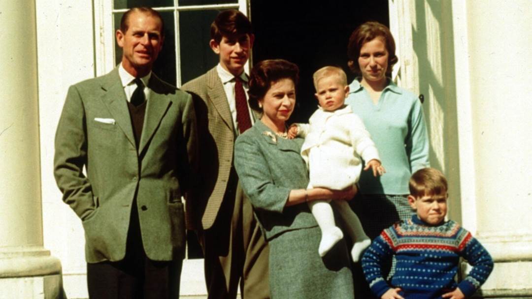 Kraljica Elizabeta i princ Philip s djecom