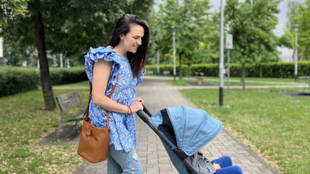 Marijana Mikulić i njezin sin u šetnji
