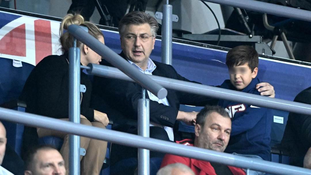 Andrej Plenković sa sinom na utakmici