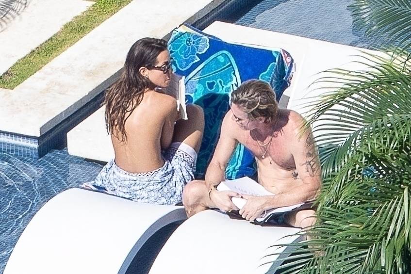 Ines De Ramon i Brad Pitt na bazenu