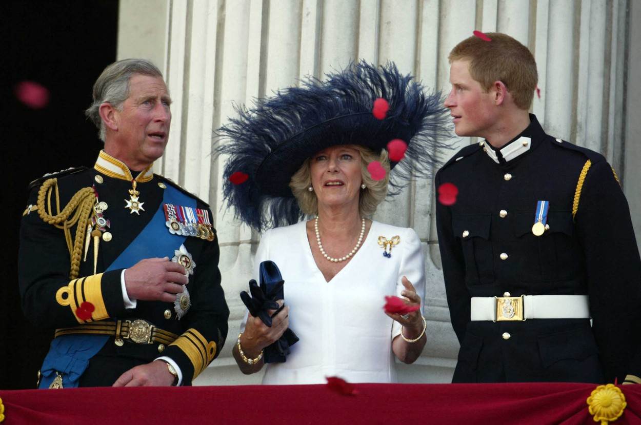 Kralj Charles, kraljica Camilla i princ Harry