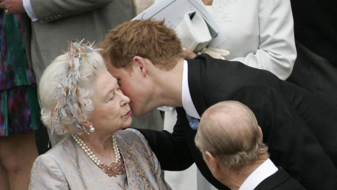 Princ Harry nikad nije zagrlio kraljicu Elizabetu