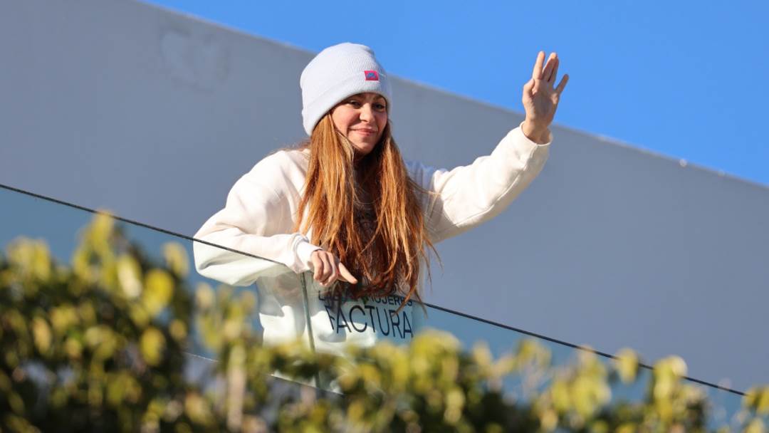 Shakira pozdravlja fotografe s balkona