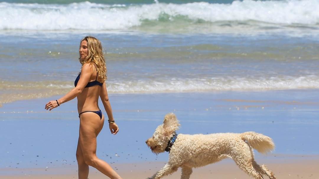 Elsa Pataky na plaži sa psom