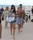 Simon Cowell i njegova Lauren uživali na plaži sa sinom i psićima