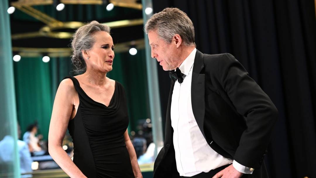 Hugh Grant i Andie MacDowell na dodjeli Oscara 2023. godine