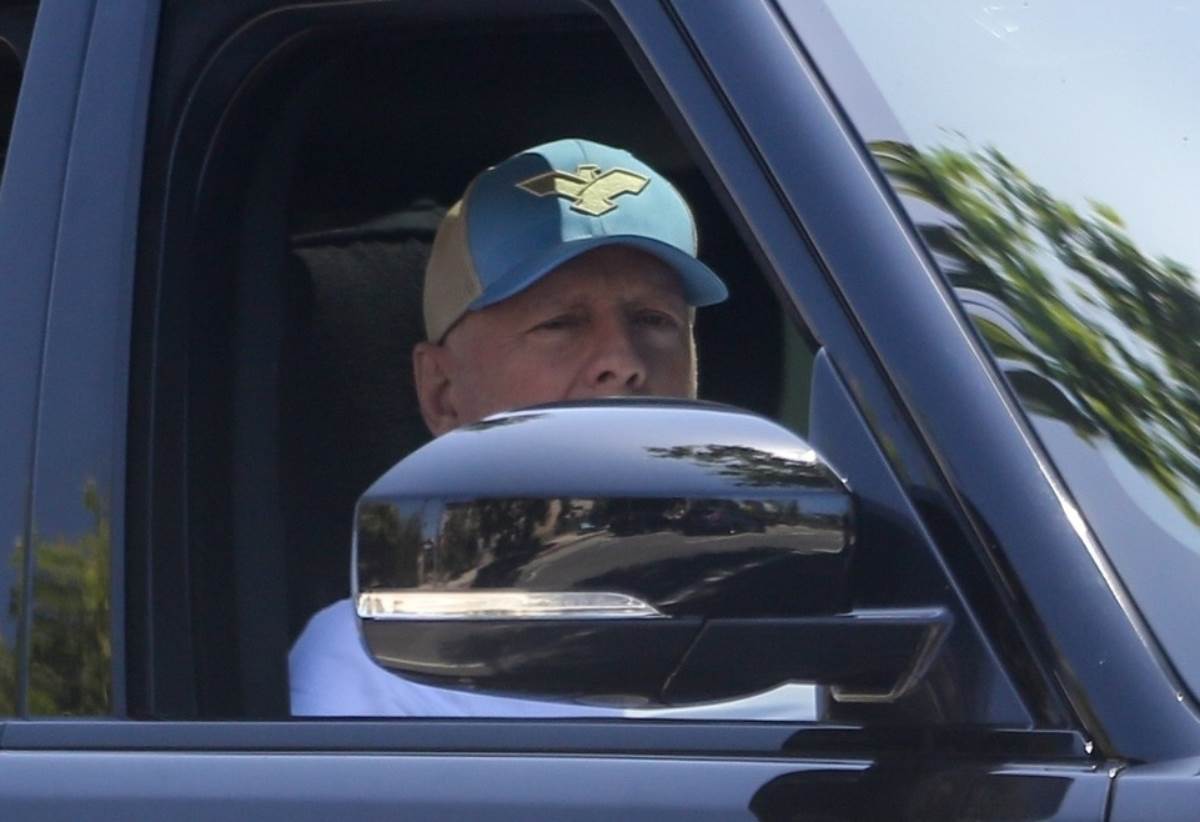 Bruce Willis promatrao je prolaznike iz auta.