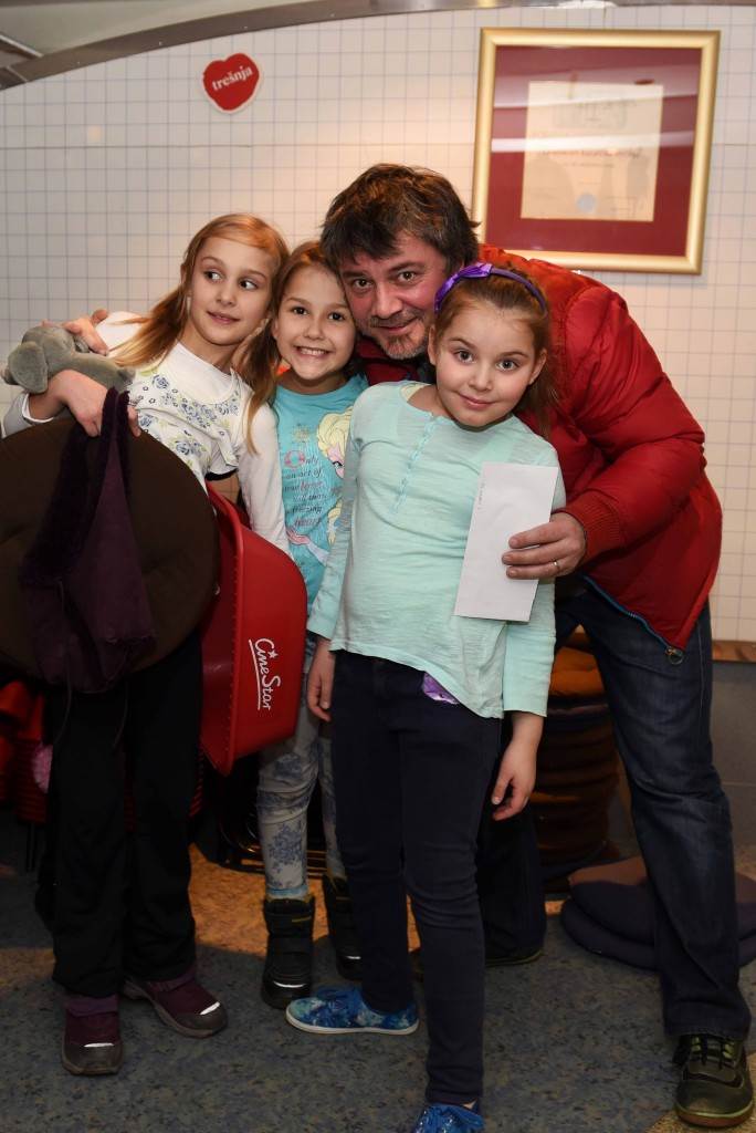 Ines Bojanić sa svojim mališanima uživala na premijeri 'Cvilidrete'