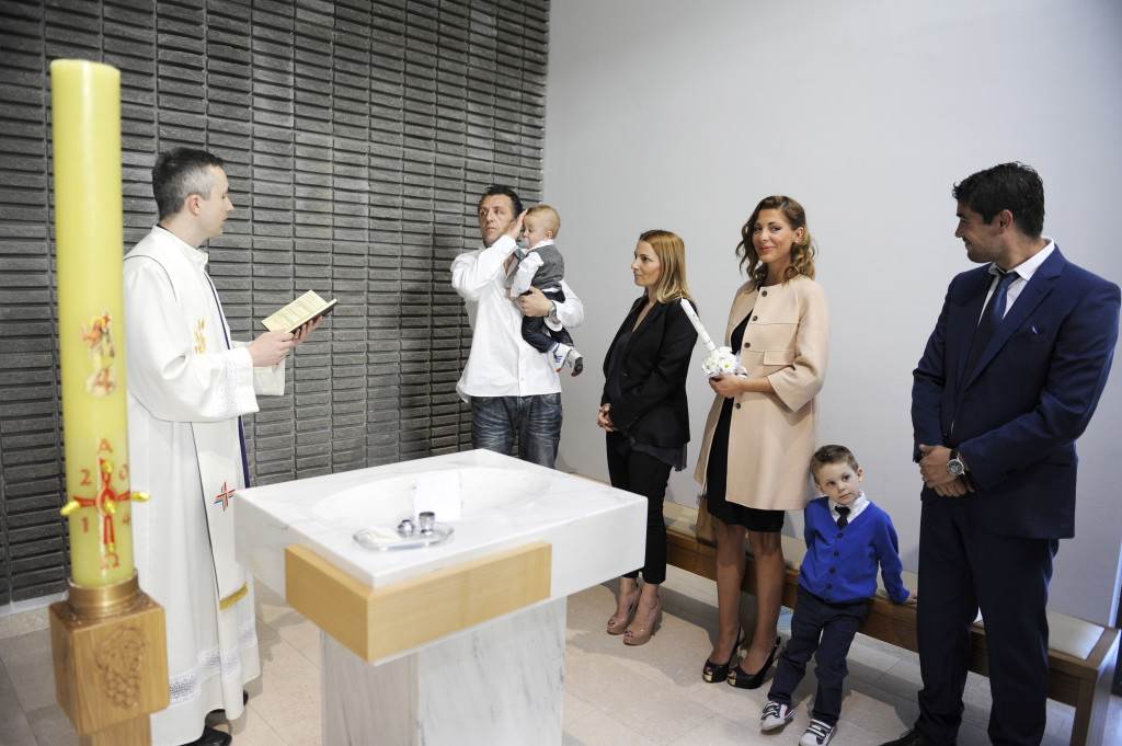 Prvi rođendan i krštenje Renmanovog sinčića 