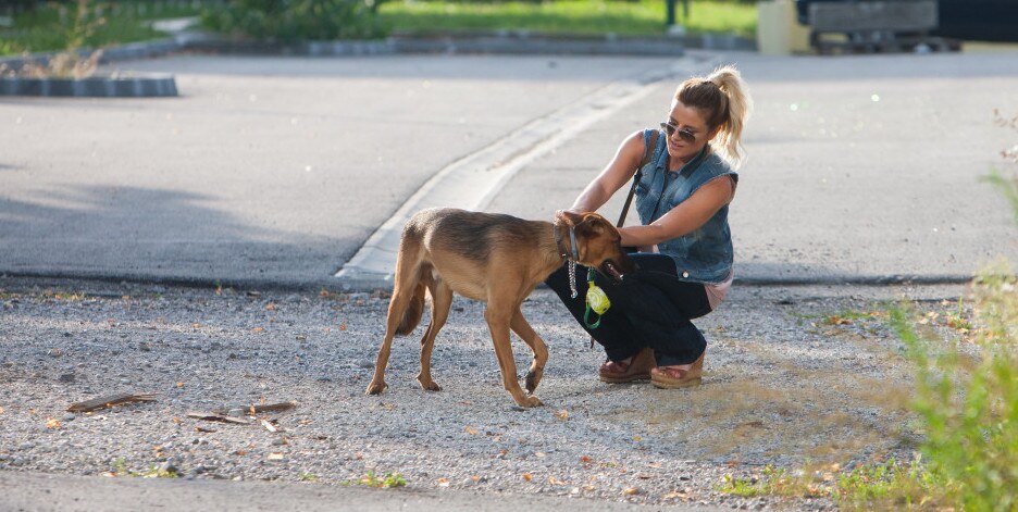 Antonija Blaće uhvaćena u nježnoj igri sa svojim Charlijem