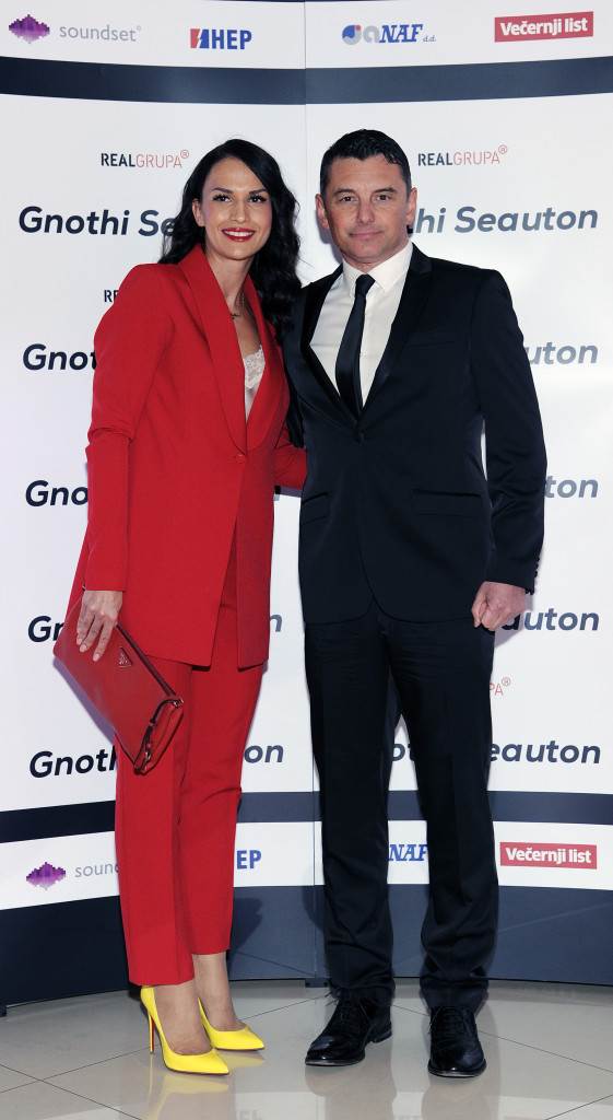 Matea Franić zapanjila u crvenom odijelu i žutim štiklama!