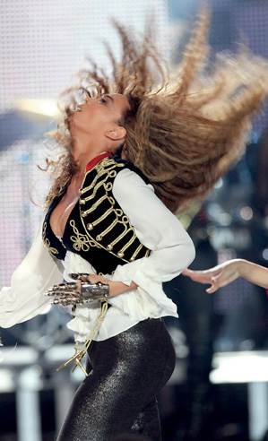 Modni mačak pohvaljuje