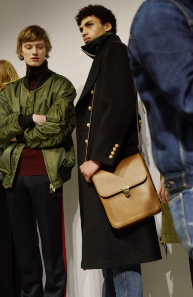 luksuz-sportski-glamur-i-retro-paleta-boja-glavni-aduti-burberry-muske-kolekcije-za-jesen-2016