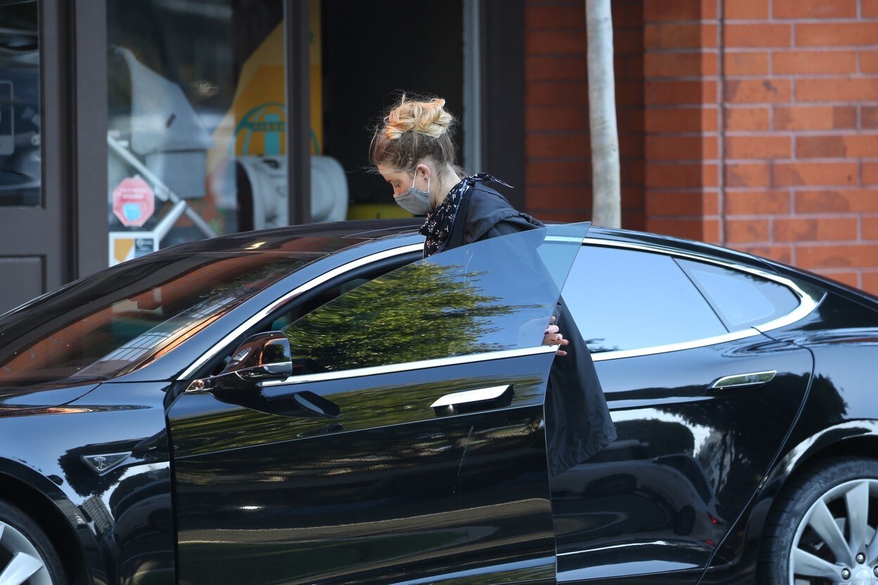 Amber Heard vozi Teslu koju joj je poklonio Elon Musk