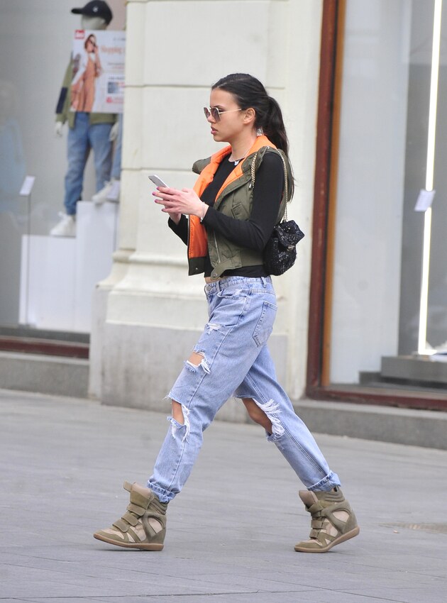 Mlada dama u biciklističkim hlačicama na špici