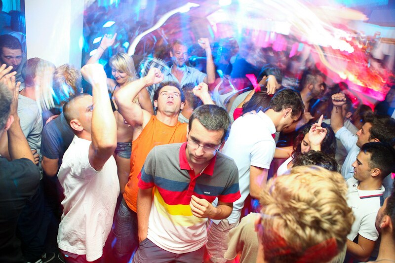 Zabava u Cocomo klubu uz violine