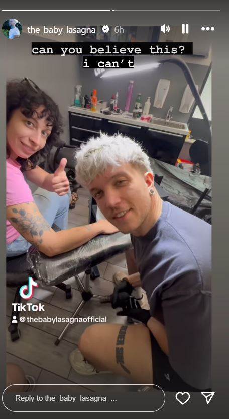 Baby Lasagna istetovirao svoje inicijale na ruku obožavateljice