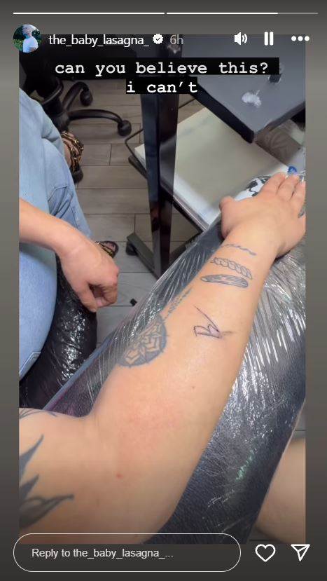 Baby Lasagna istetovirao svoje inicijale na ruku obožavateljice