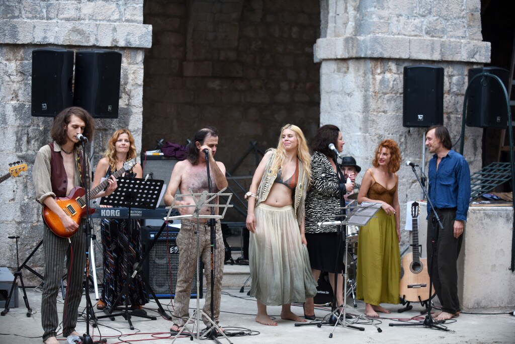 Mani piše novu hit knjigu