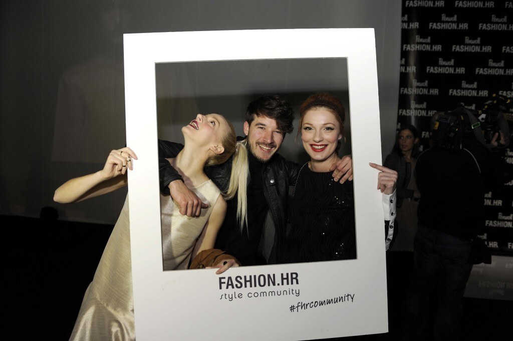 Jelena Veljača i Sementa Rajhard: poljubac na pisti