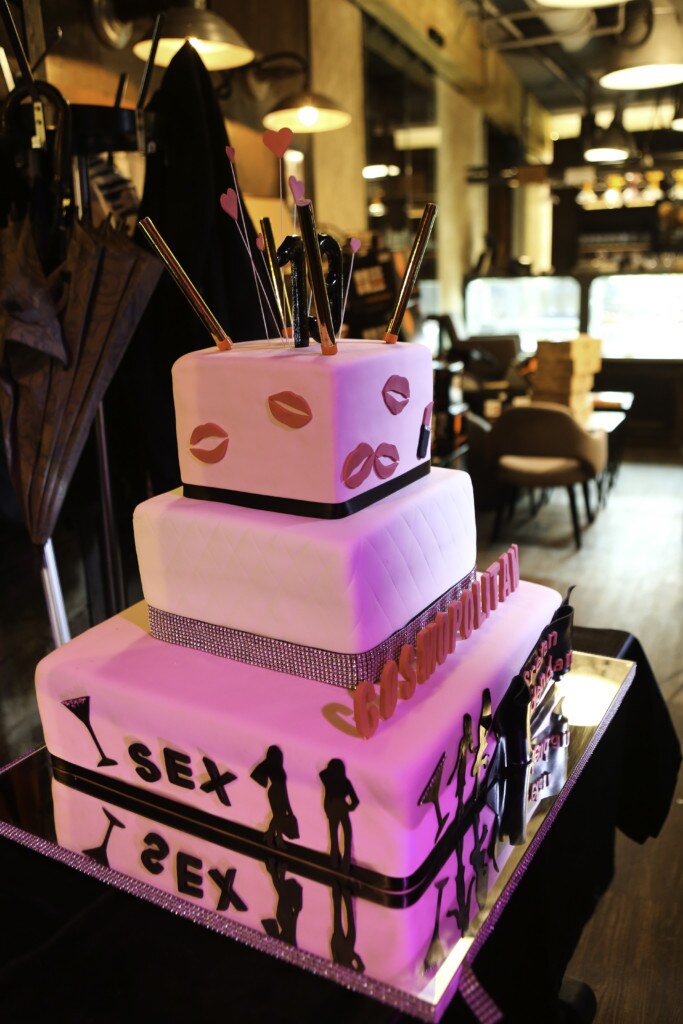 Narukvice, buketi i torta obilježili su rođendanski Cosmo party