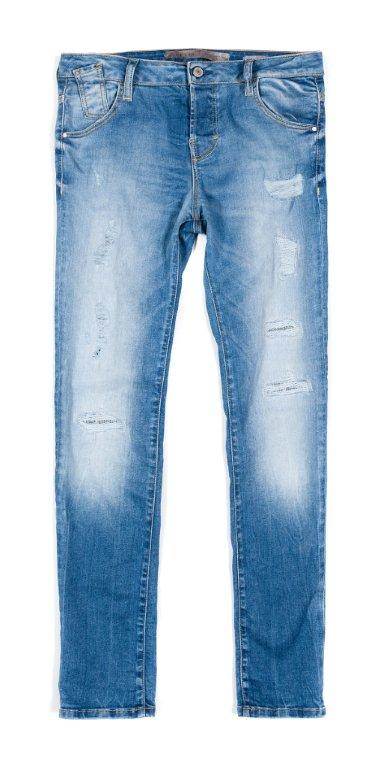 Ljetni top komadi odjeće i odlične cipele s Guess potpisom