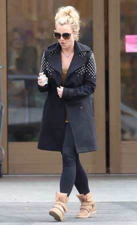 Koja to pjevačica nije mogla odoljeti tenisicama na petu?