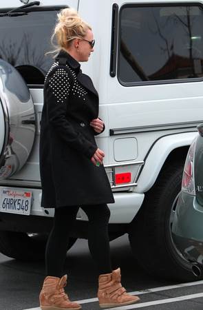 Koja to pjevačica nije mogla odoljeti tenisicama na petu?