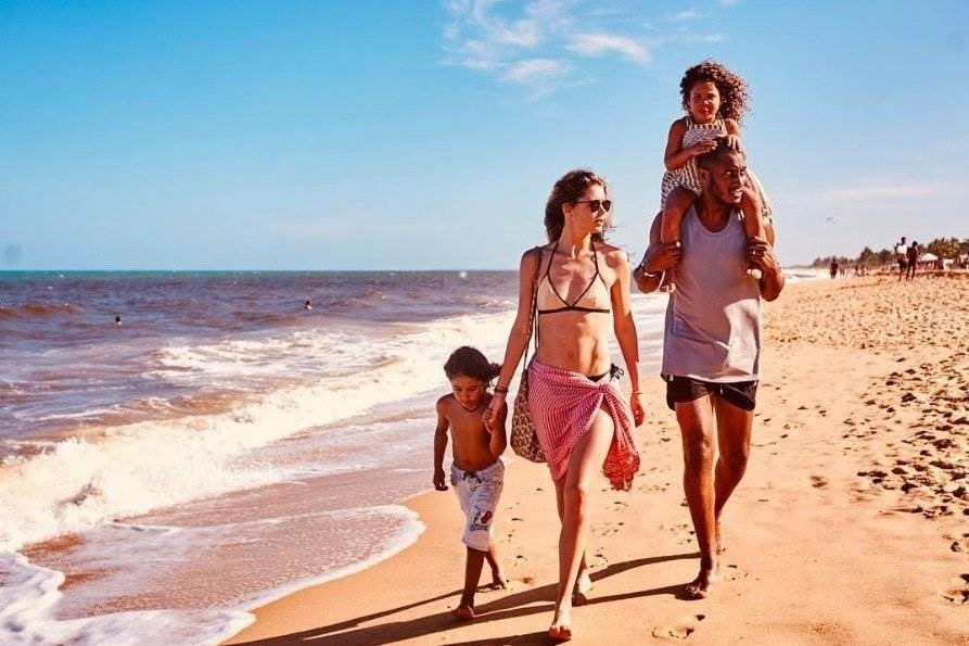 Oskudni komadi isklesane ljepotice za odmor s obitelji