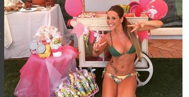 Raquel Mauri nosi torbicu Louis Vuitton Petite Malle