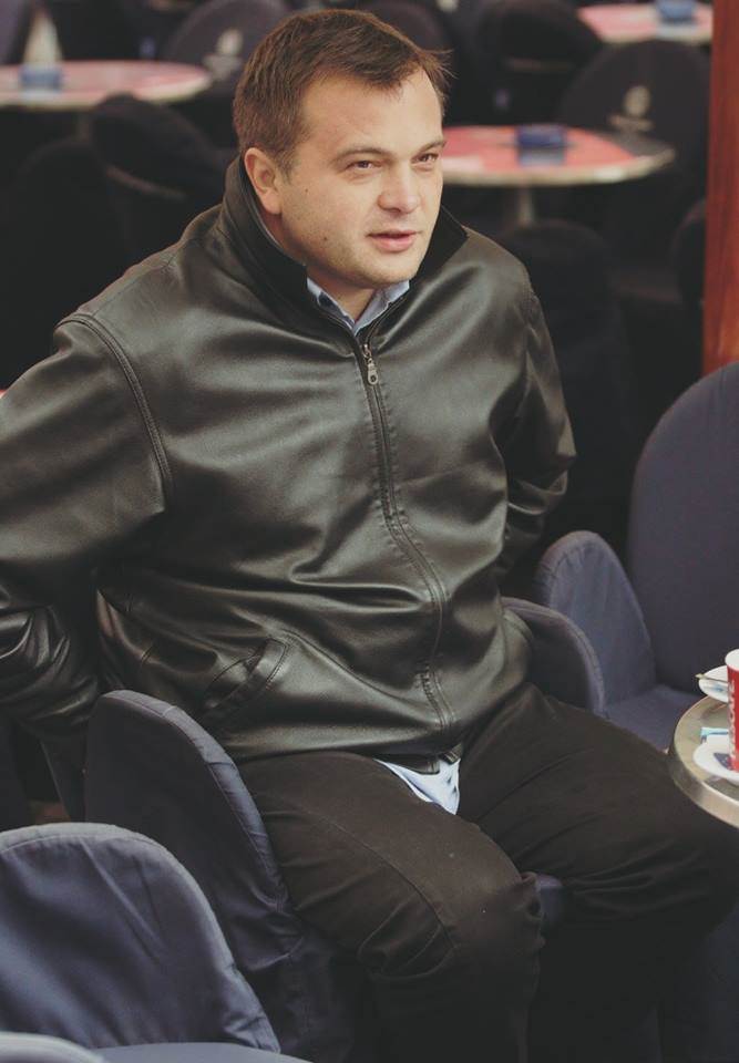 Duško Ćurlić je u sretnom braku a Adelom Ćurlić i imaju dvije kćeri