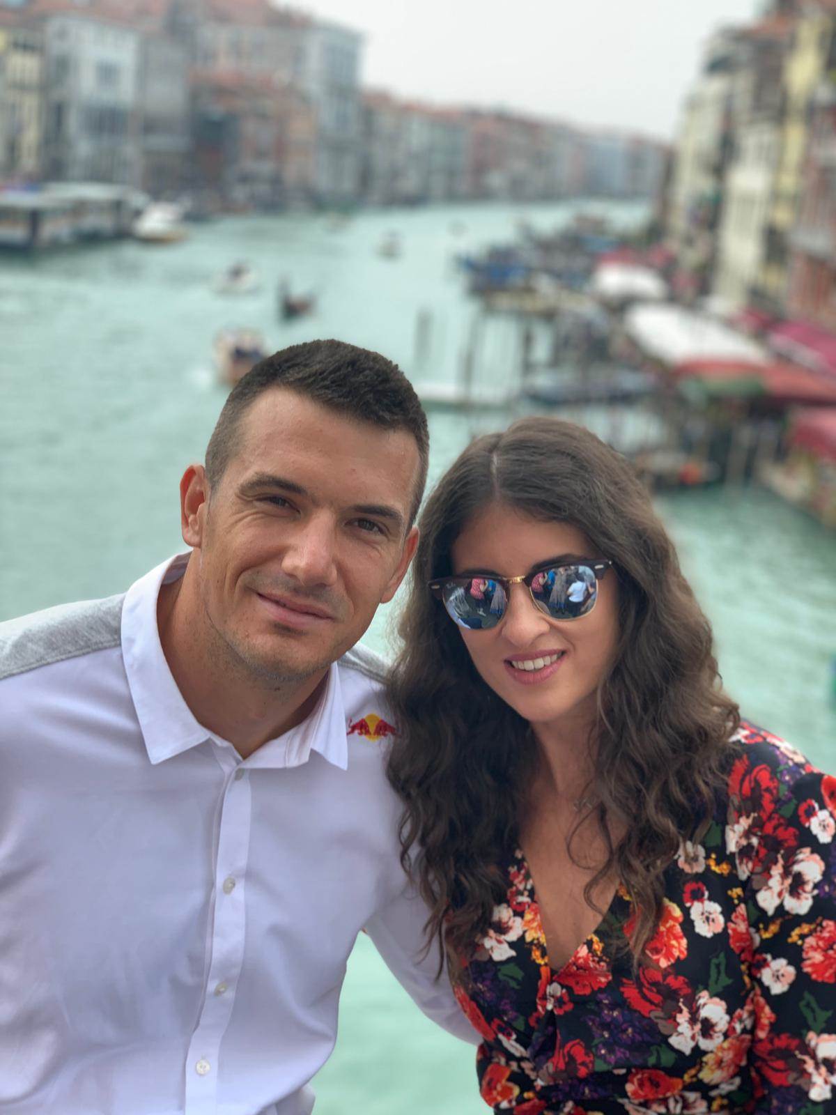 Valent Sinković u rijetkom izlasku sa suprugom i sinovima