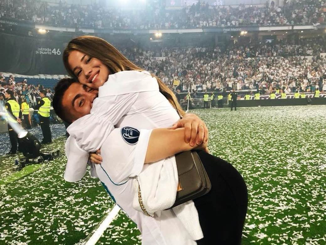 Izabel Kovačić u crnoj haljini domaćeg dizajnera