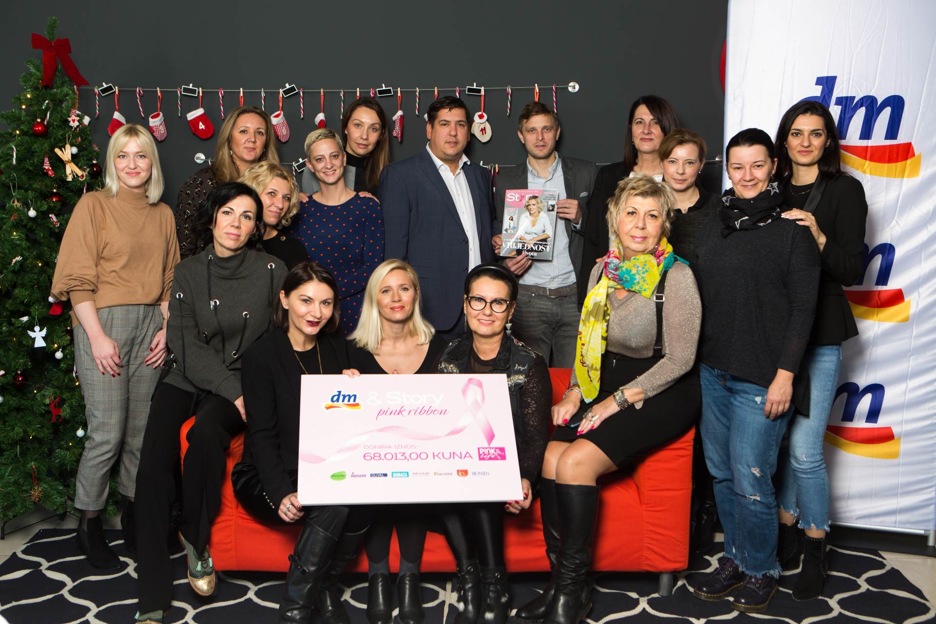 Uručen donacijski ček povodom akcije Pink ribbon dm-a i Storyja