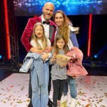 Edin Mehmedović i supruga Petra s kćerima