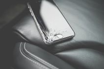 Razbijen ekran pametni telefon (1).jpg
