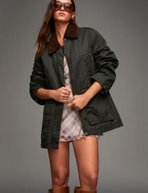 Jakna s kontrastnim ovratnikom/ Bershka/59,99 EUR