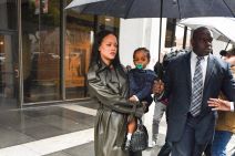 Rihanna u šetnji s mamom i sinovima pokazuje trudnički trbuh