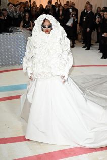 trudne rihanna i serena williams na met gali 2023.