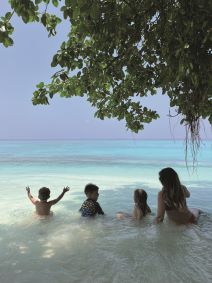violončelist luka šulić čeka 4. dijete i s obitelji uživa na maldivima