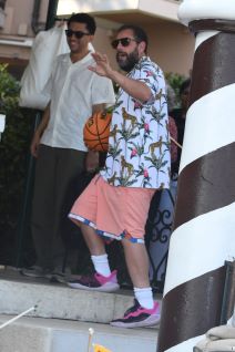 Svi se čude kako živi Adam Sandler