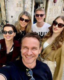 Enis Bešlagić sa suprugom, djecom i Ninom Badrić