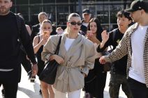Hailey Bieber Sydney jakna