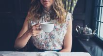Žena pije kavu.jpg