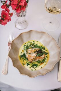 Dimljeni gof, topla pjena od krumpira i sušenog bonita, korabica s kurkumom, morsko bilje, photo by Lili Bašić (6).jpg