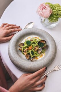 Domaći rezanci od medvjeđeg luka, dimljene vongole, velouté od limunske trave, marmelada od limuna, photo by Lili Bašić (4).jpg