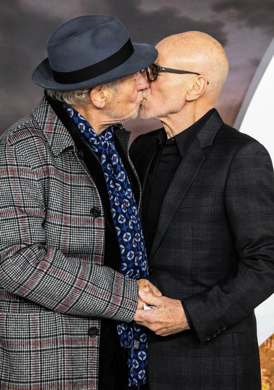 NJEŽNI DODIRI I POLJUPCI Dva dugogodišnja prijatelja prisniji nego ikada