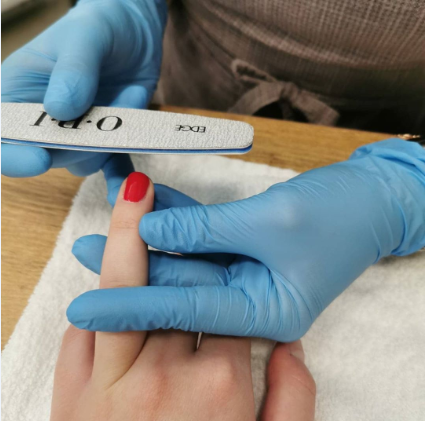 Glamur i samoizolacija – kako ukloniti trajni lak?