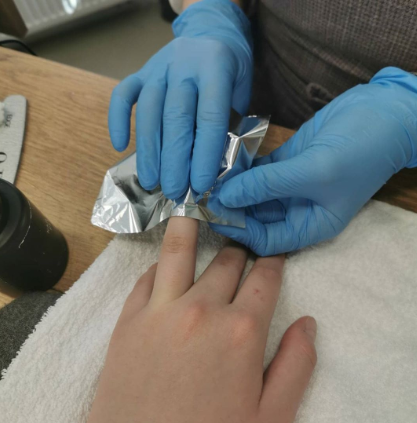 Glamur i samoizolacija – kako ukloniti trajni lak?