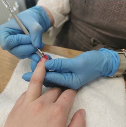 Glamur i samoizolacija – kako ukloniti trajni lak?